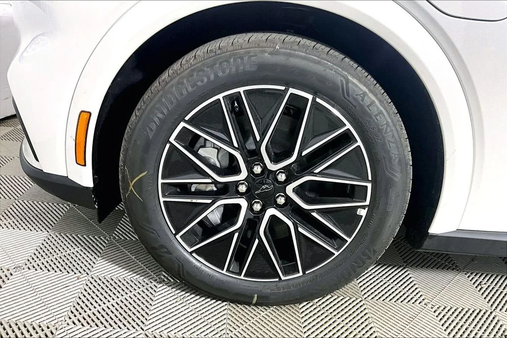 New 2026 Star White Metallic Tri-coat Ford Premium image 11