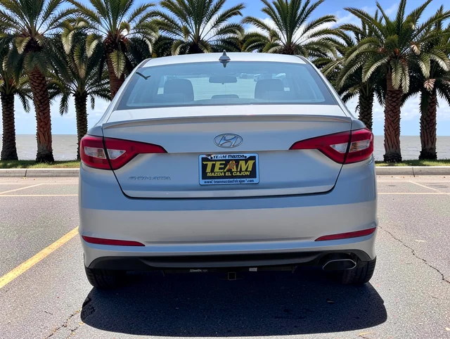 Used 2017 Silver Hyundai Base image 6