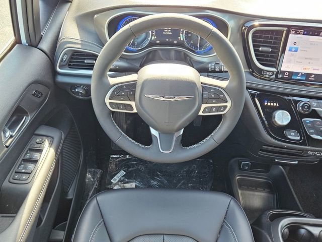 New 2025 Bright White Clear-Coat Exterior Paint Chrysler Select image 7