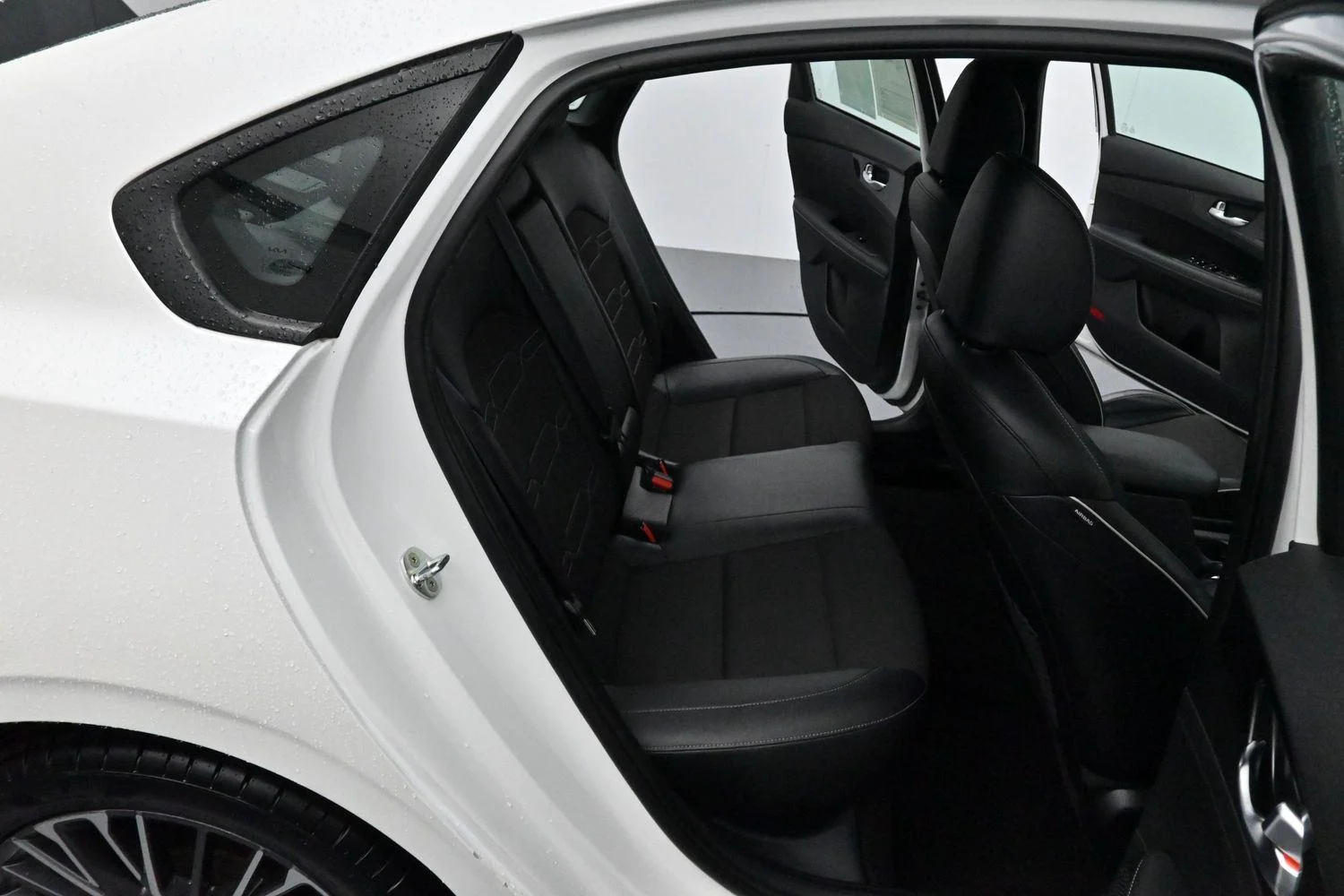 Used 2022 Snow White Pearl Kia GT-Line image 31