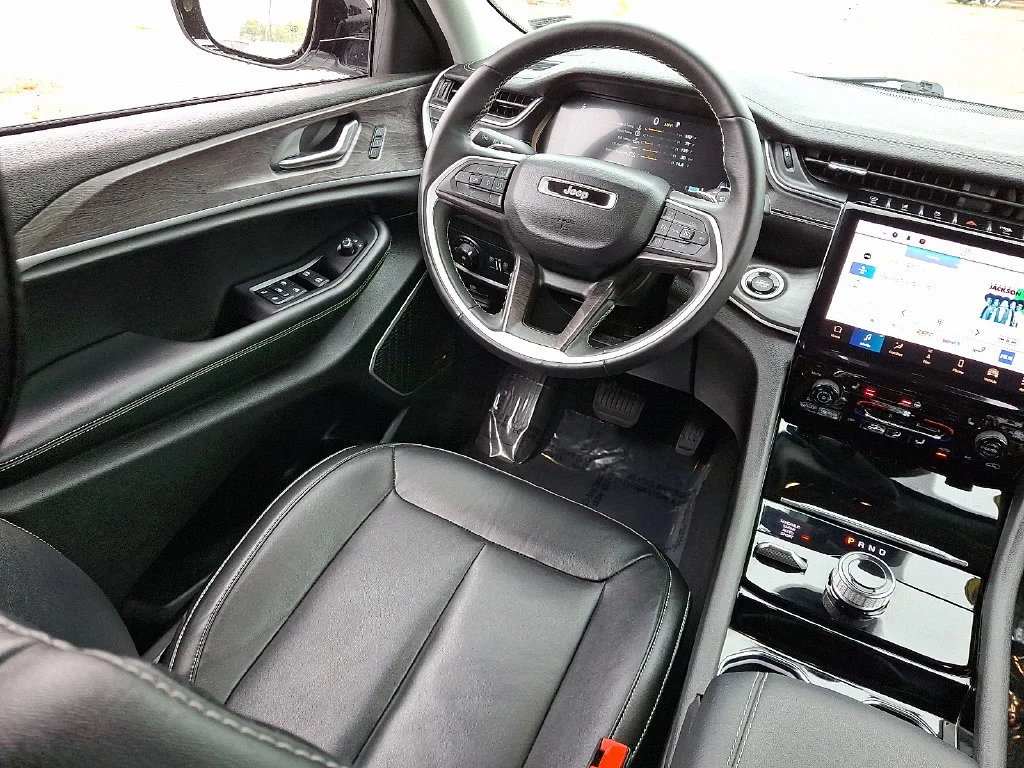 Used 2022 Silver Jeep Limited 4x4 image 15