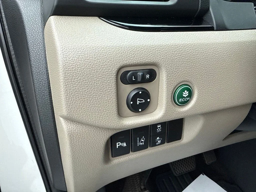 Used 2016 White Honda Touring image 21