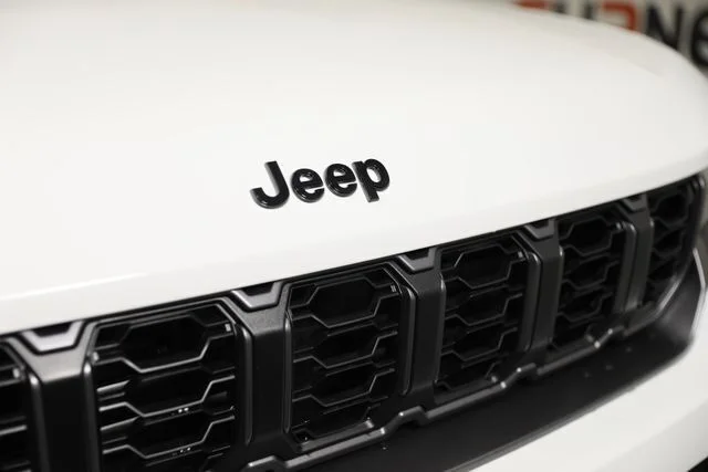 New 2026 Bright White Clear-Coat Exterior Paint Jeep Limited image 21