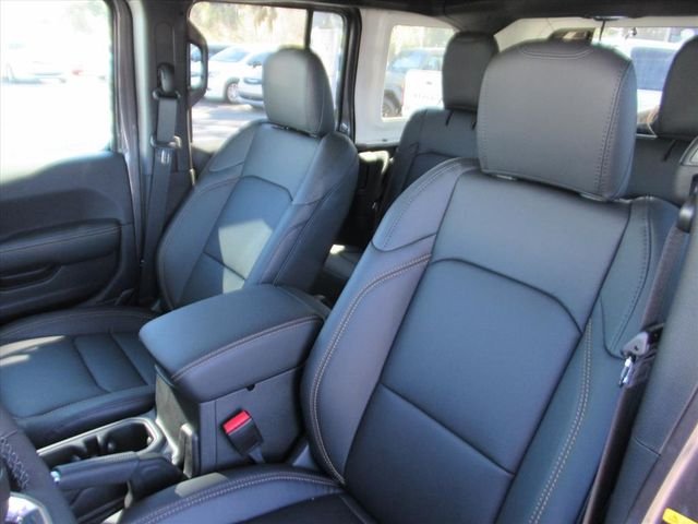 New 2026 Granite Crystal Metallic Clear-Coat Exterior Paint Jeep Sahara image 16