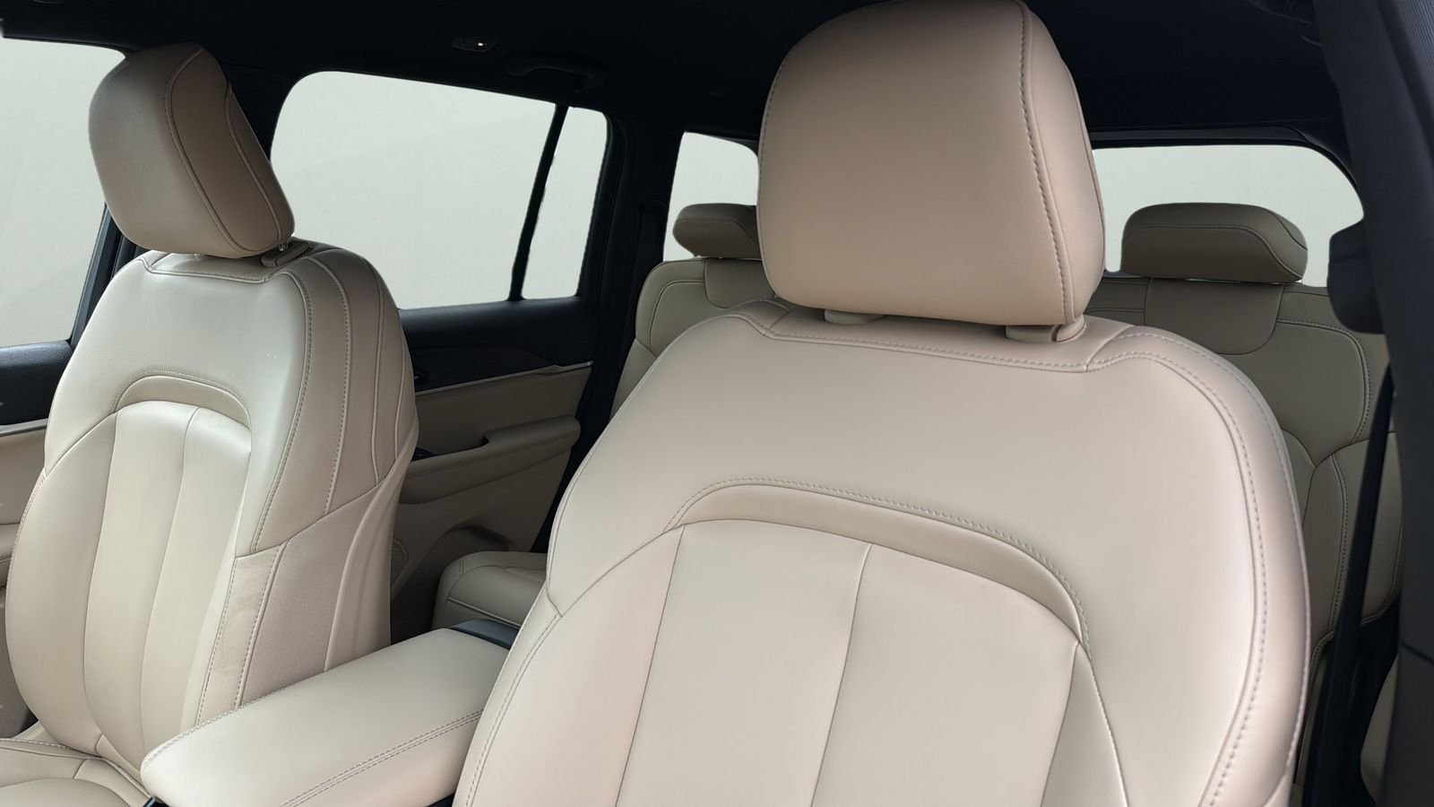 Used 2023 Red Jeep Limited image 9