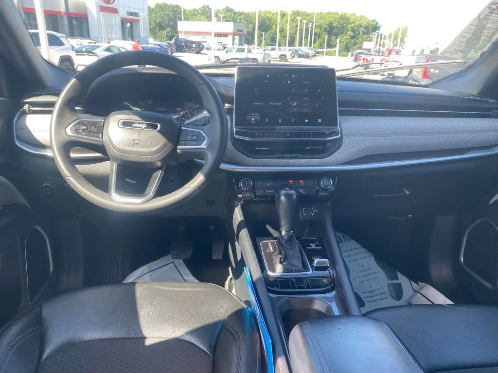 Used 2024 White Jeep Latitude image 9