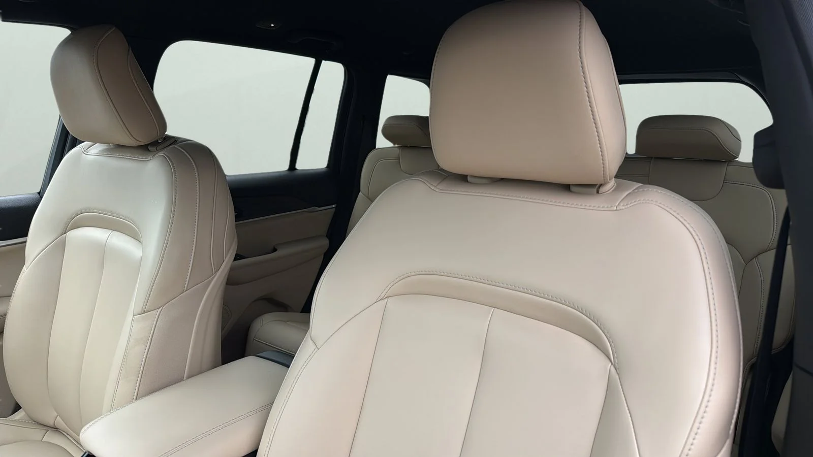 Used 2023 Red Jeep Limited image 9
