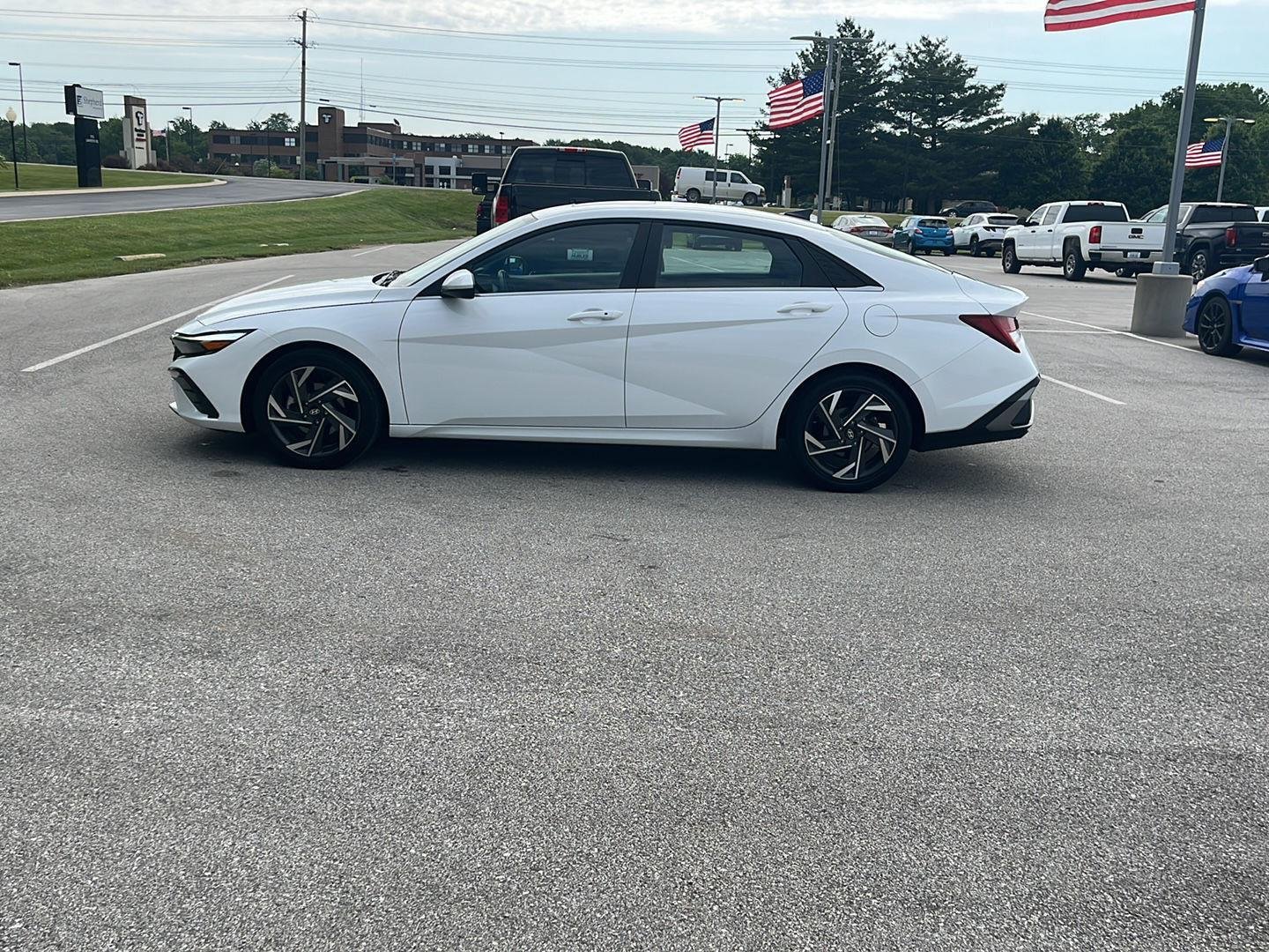 Used 2025  Hyundai SEL Convenience image 2