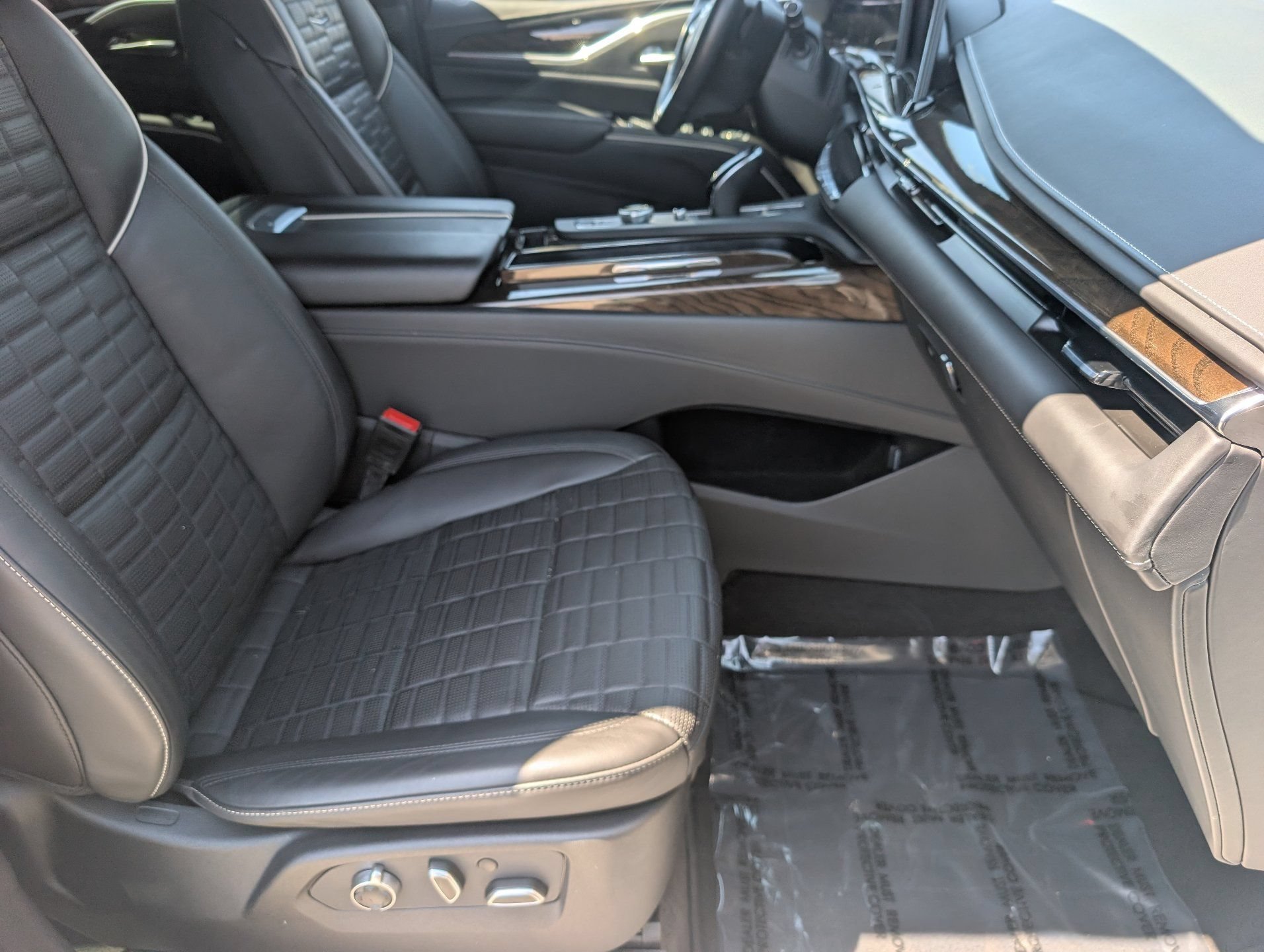 Used 2024 Crystal White Tricoat Cadillac Sport Platinum image 12