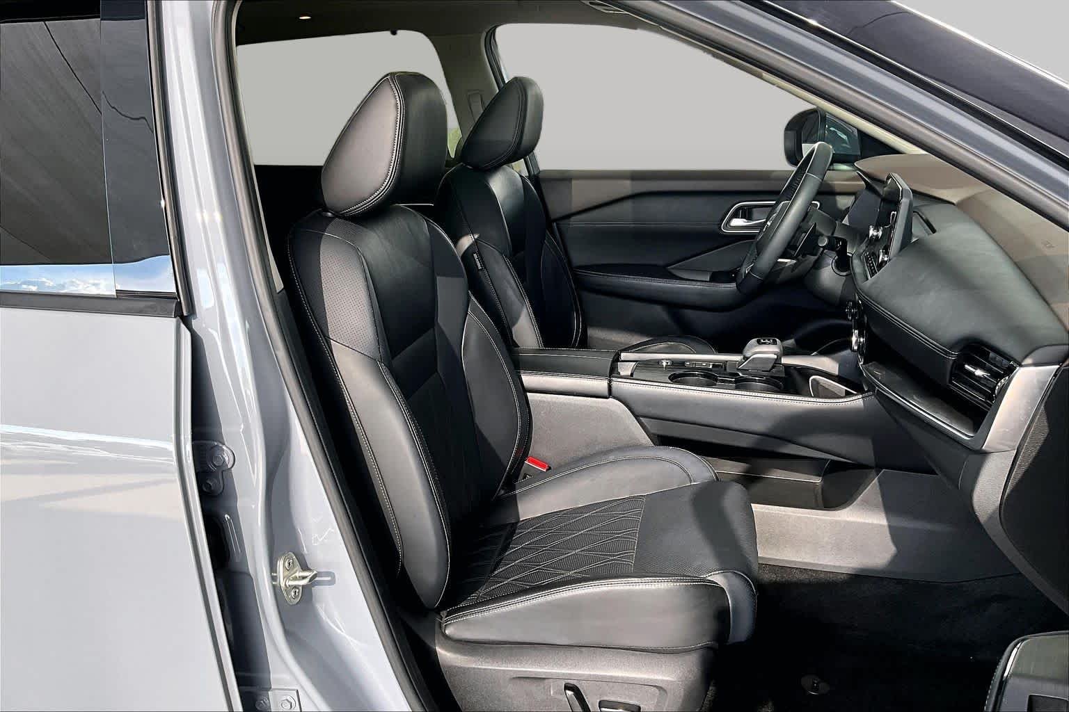 Used 2023 Boulder Gray Pearl Nissan Platinum image 9