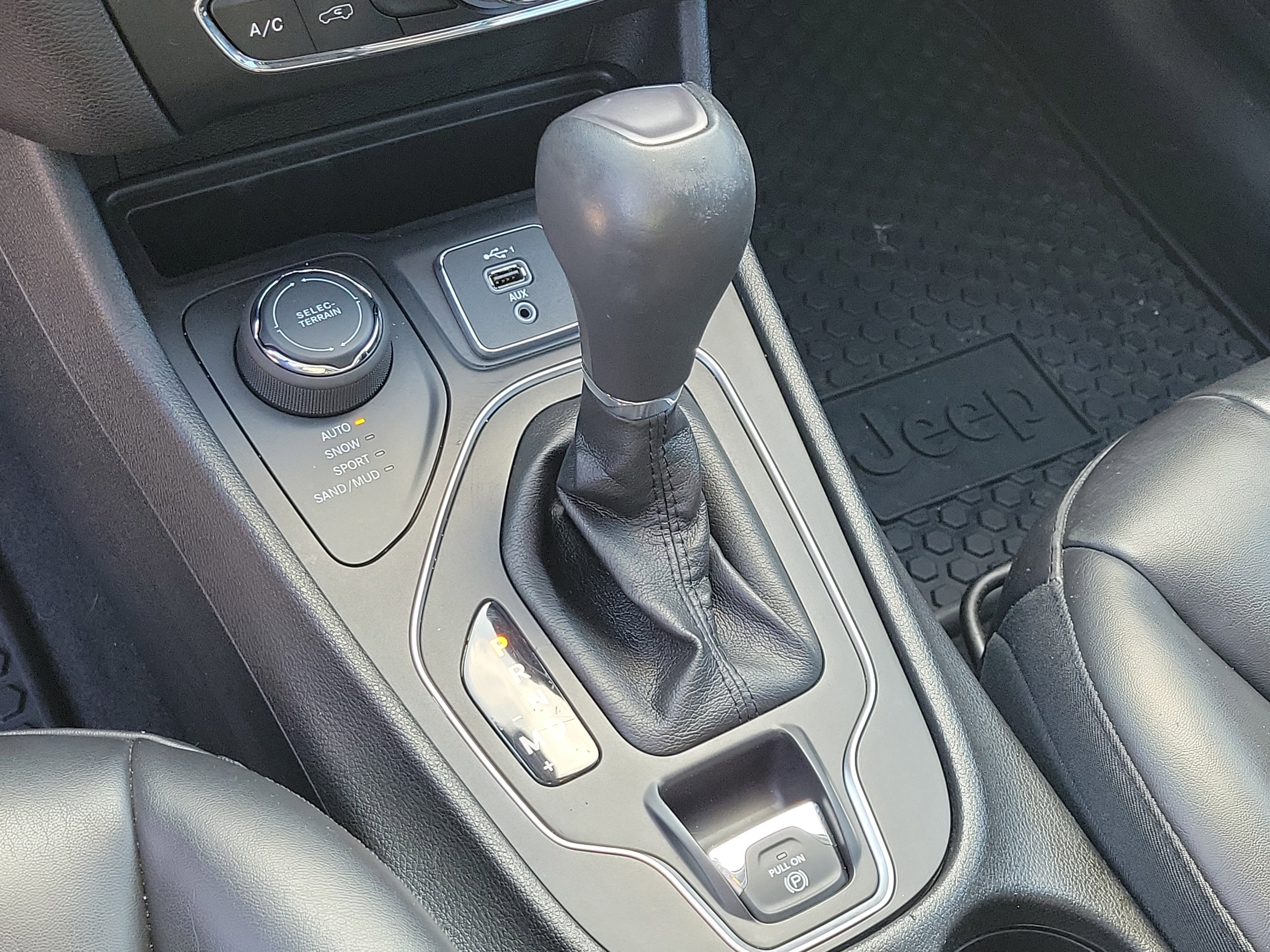 Used 2019 Diamond Black Crystal Pearlcoat Jeep Latitude Plus image 28