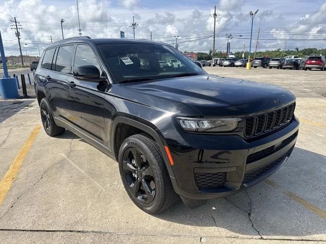 Used 2023 Black Jeep Altitude image 5