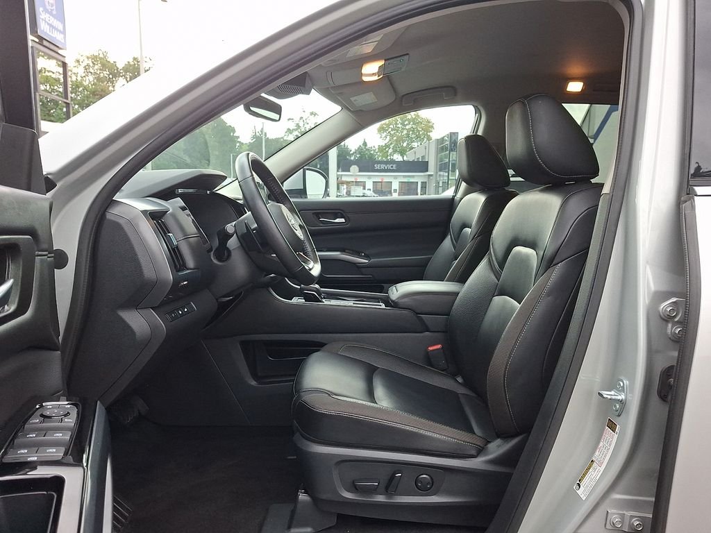 Used 2025 Silver Nissan SL image 16