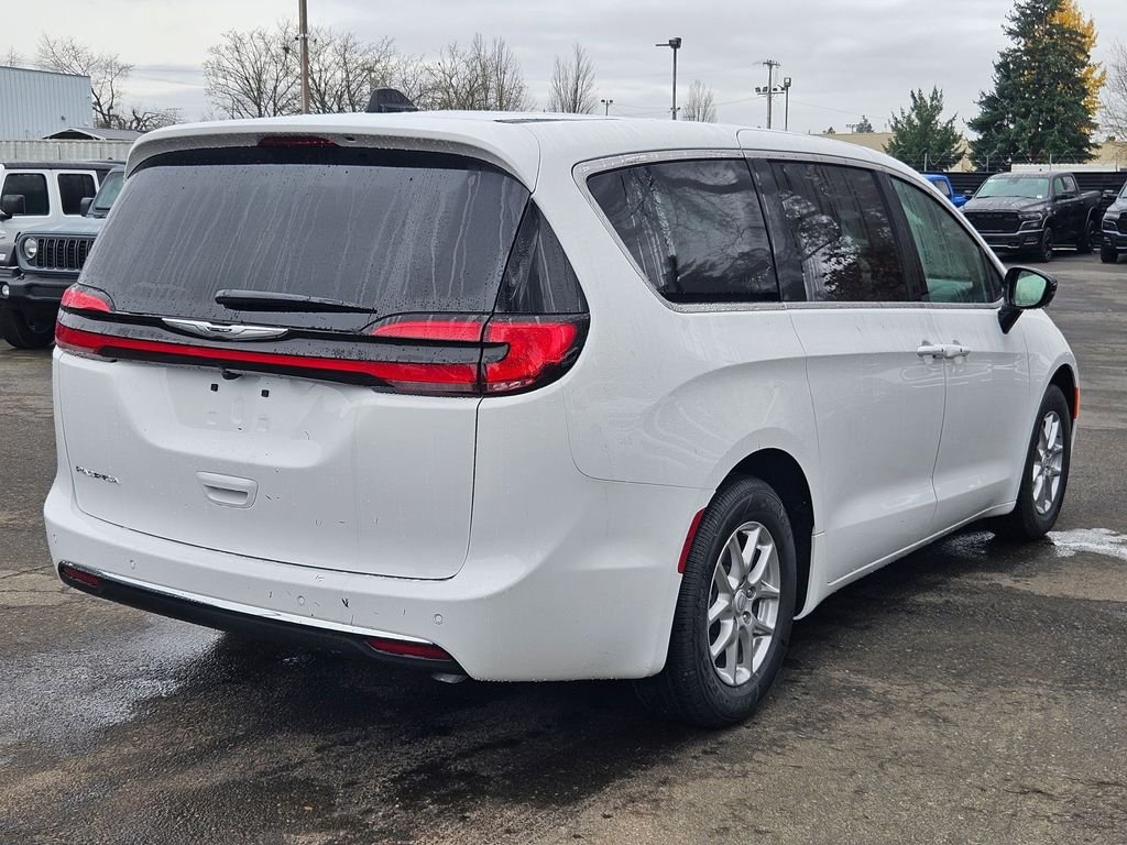 New 2026 Bright White Clear-Coat Exterior Paint Chrysler Select image 7