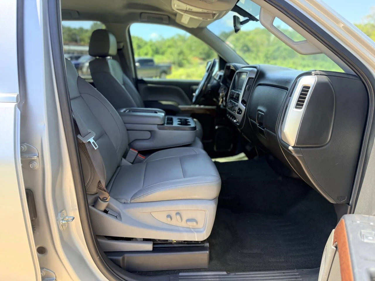 Used 2017 Silver GMC SLT 4x4 4dr Crew Cab 5.8 ft. SB image 17