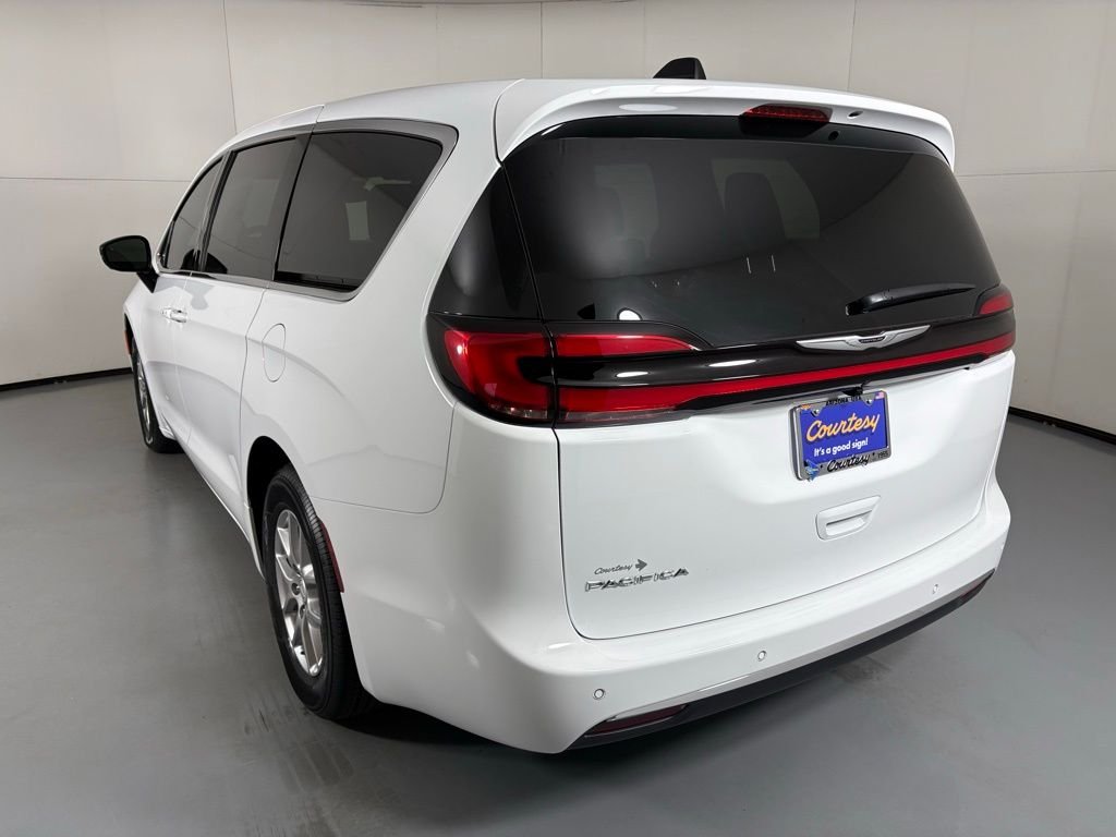 New 2026 Bright White Clear-Coat Exterior Paint Chrysler Select image 6