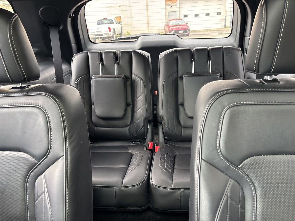 Used 2019  Ford Platinum image 28