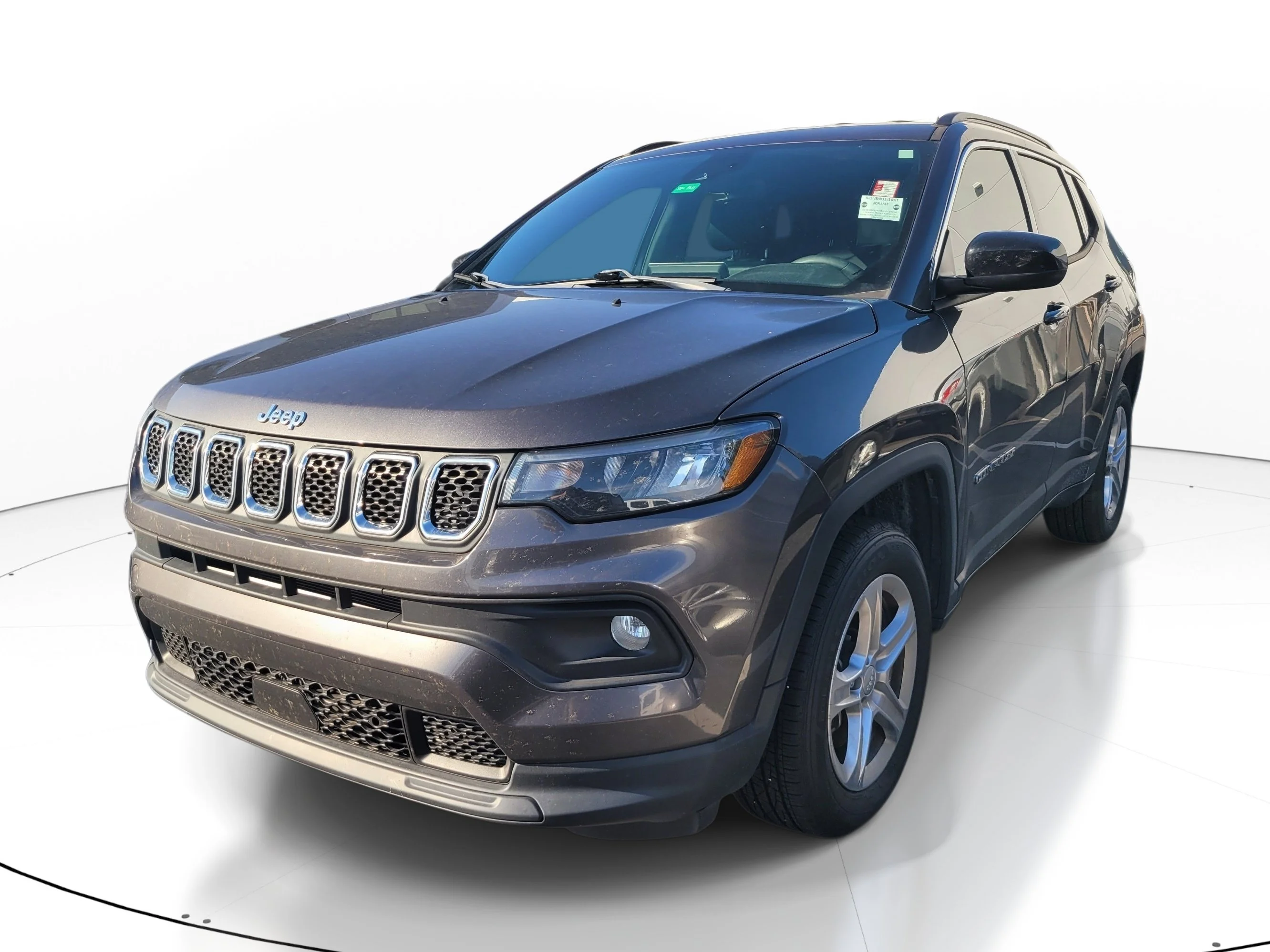 Used 2023 Granite Crystal Metallic Clearcoat Jeep Latitude image 3
