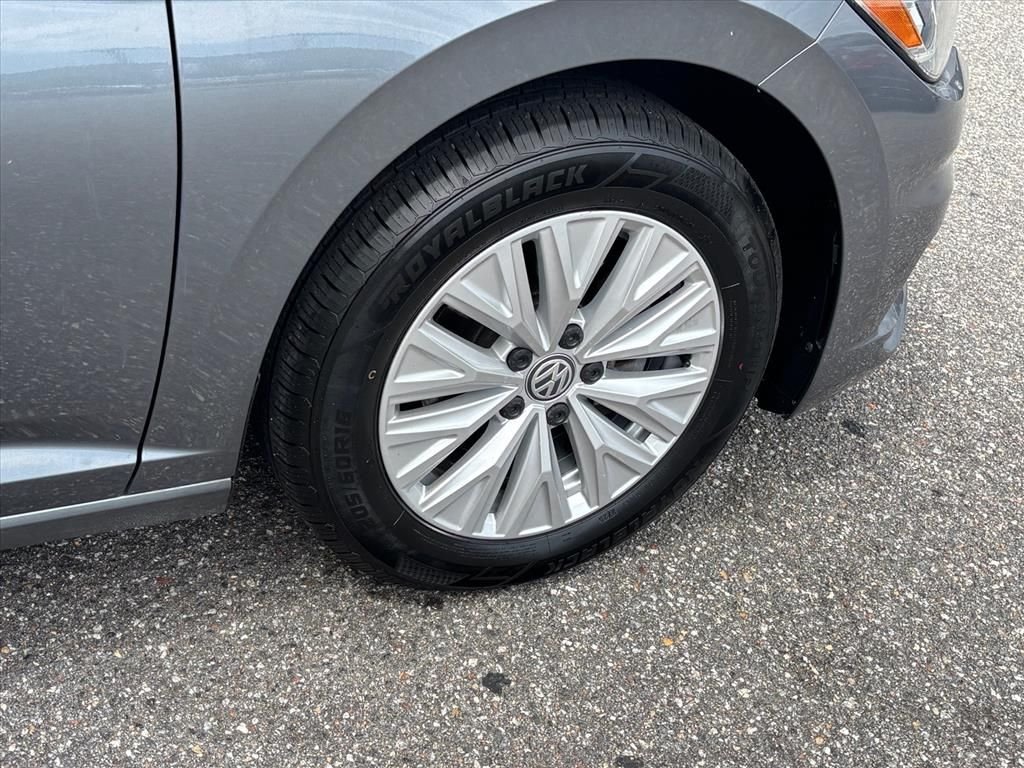Used 2019 Platinum Gray Metallic Volkswagen 1.4T S image 28