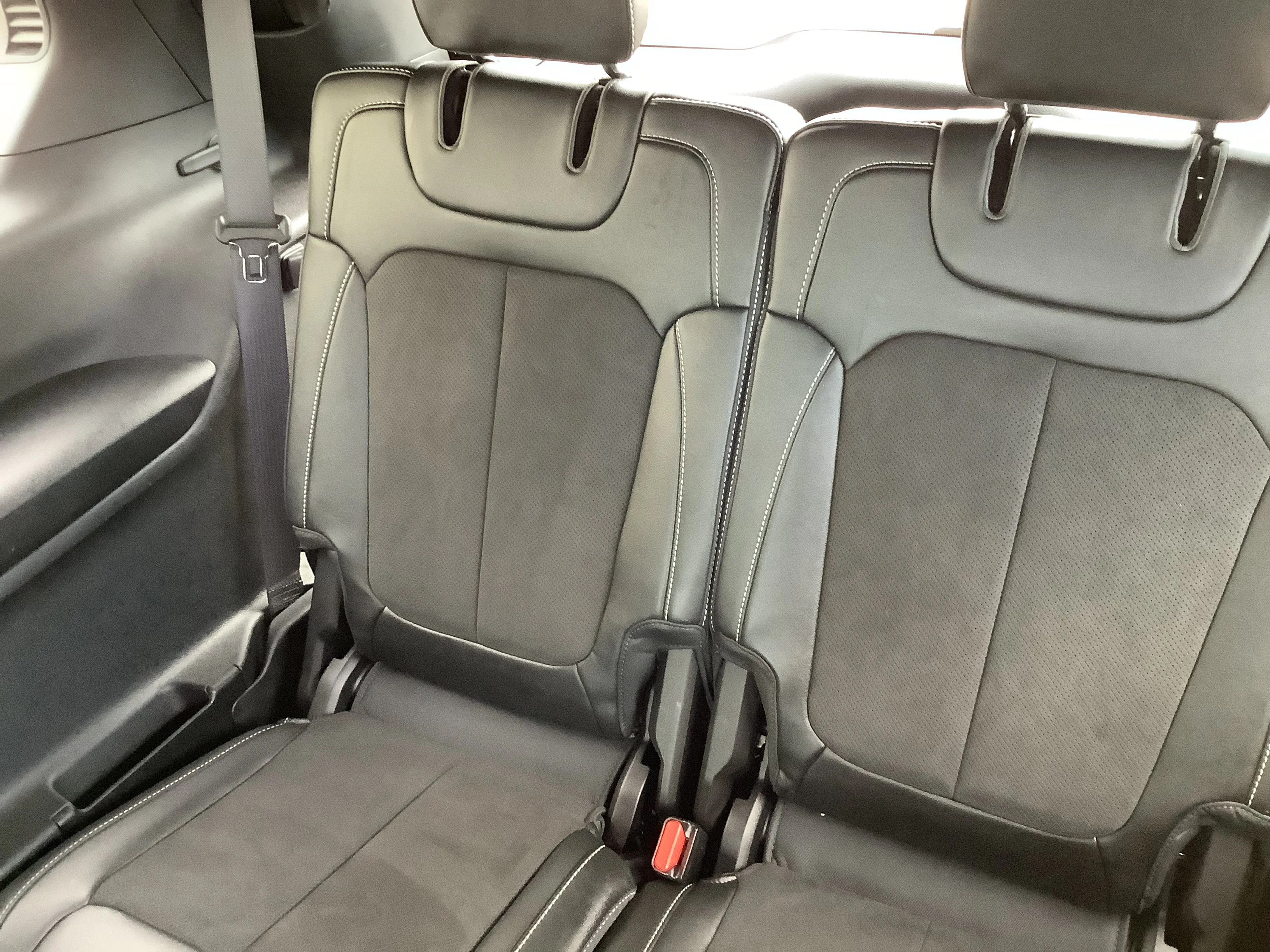 Used 2023 Red Jeep Altitude image 9