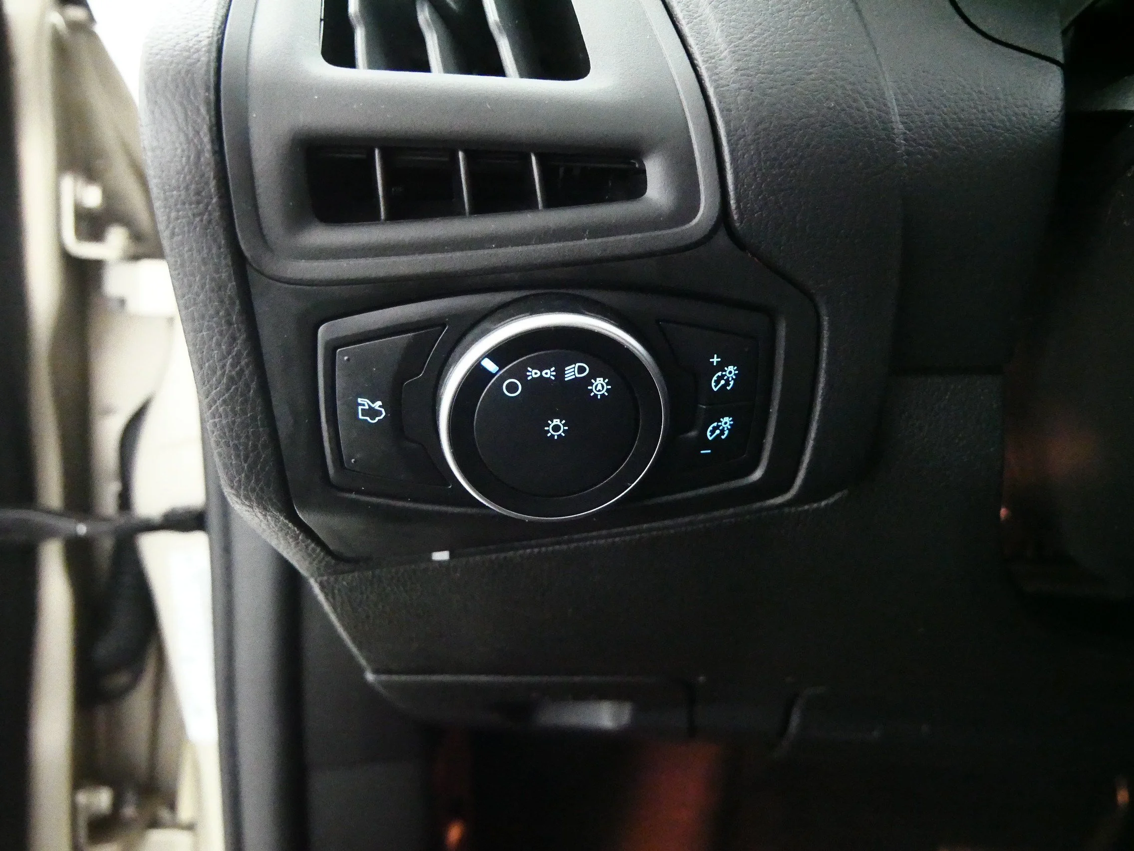 Used 2017 White Gold Metallic Ford SE image 26