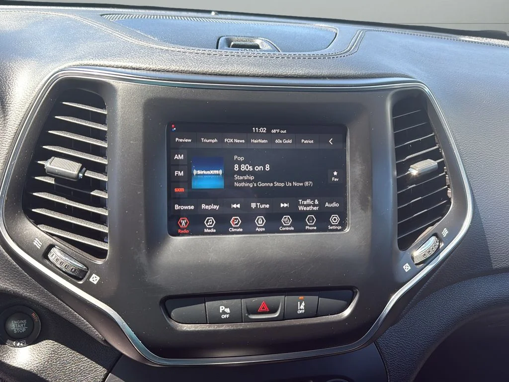 Used 2021 Gray Jeep Latitude Plus image 12
