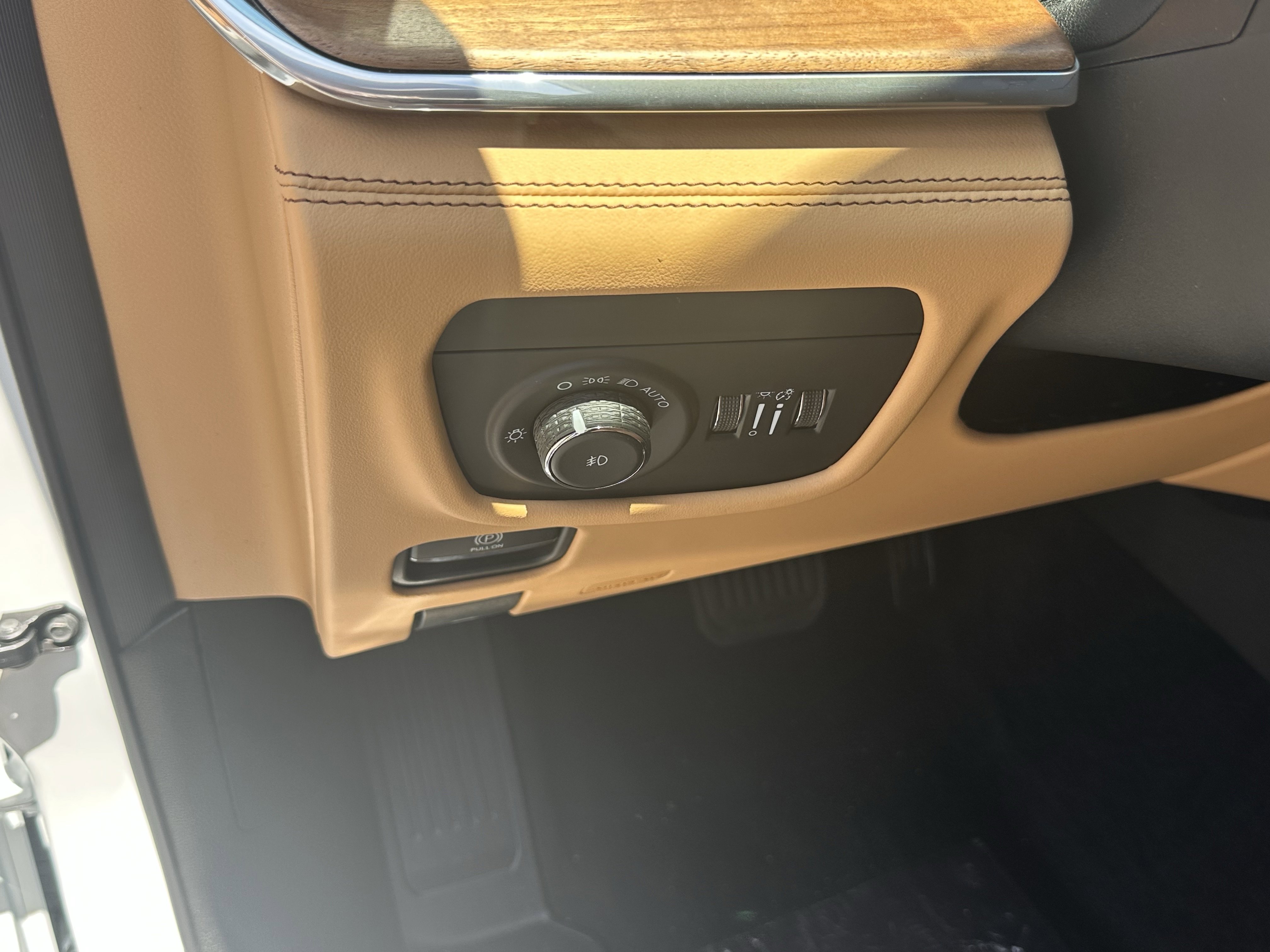 New 2026 Bright White Clear-Coat Exterior Paint Jeep Summit image 31