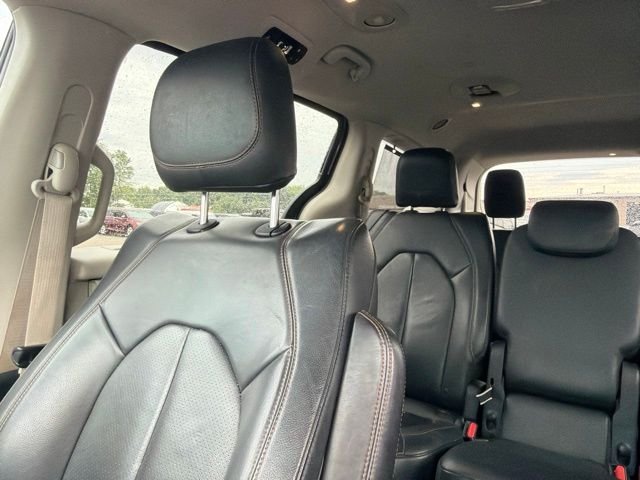 Used 2018 Gray Chrysler Touring L image 7