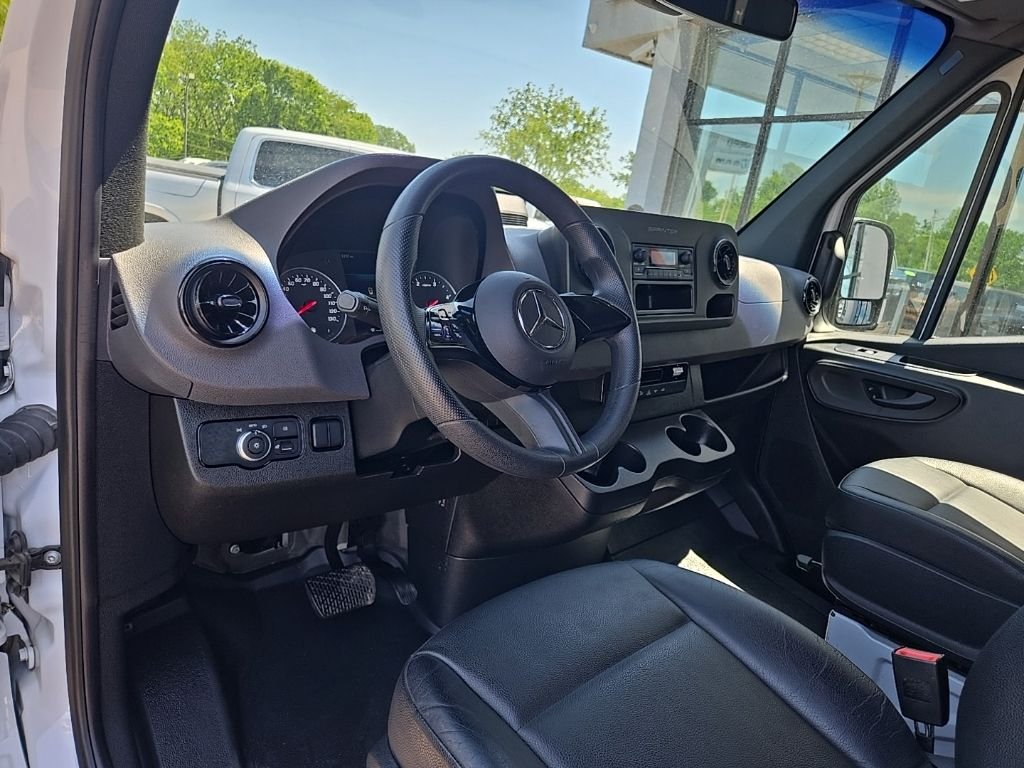 Used 2025  Mercedes-Benz Cargo 144 WB image 34
