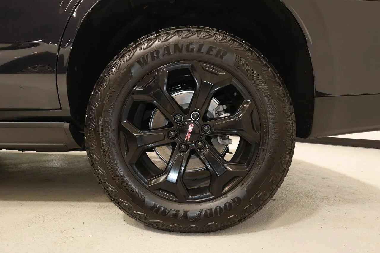 Used 2026 Titanium Rush Metallic GMC AT4 image 39