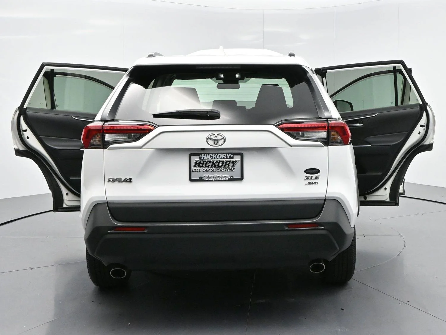 Used 2022 White Toyota XLE image 40