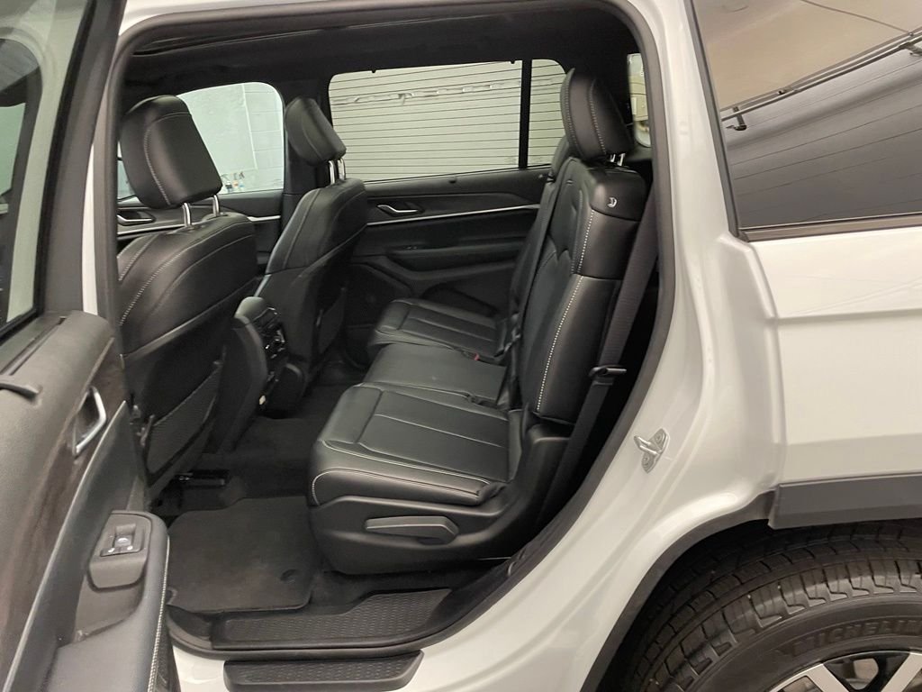 New 2025 Bright White Clear-Coat Exterior Paint Jeep Limited image 19