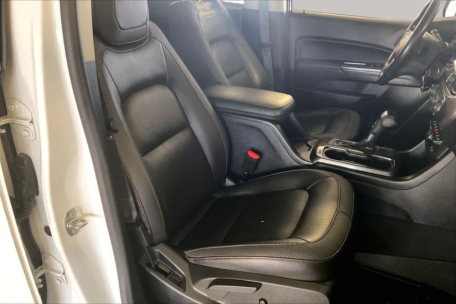 Used 2021 Summit White GMC 4WD AT4 w/Leather image 8
