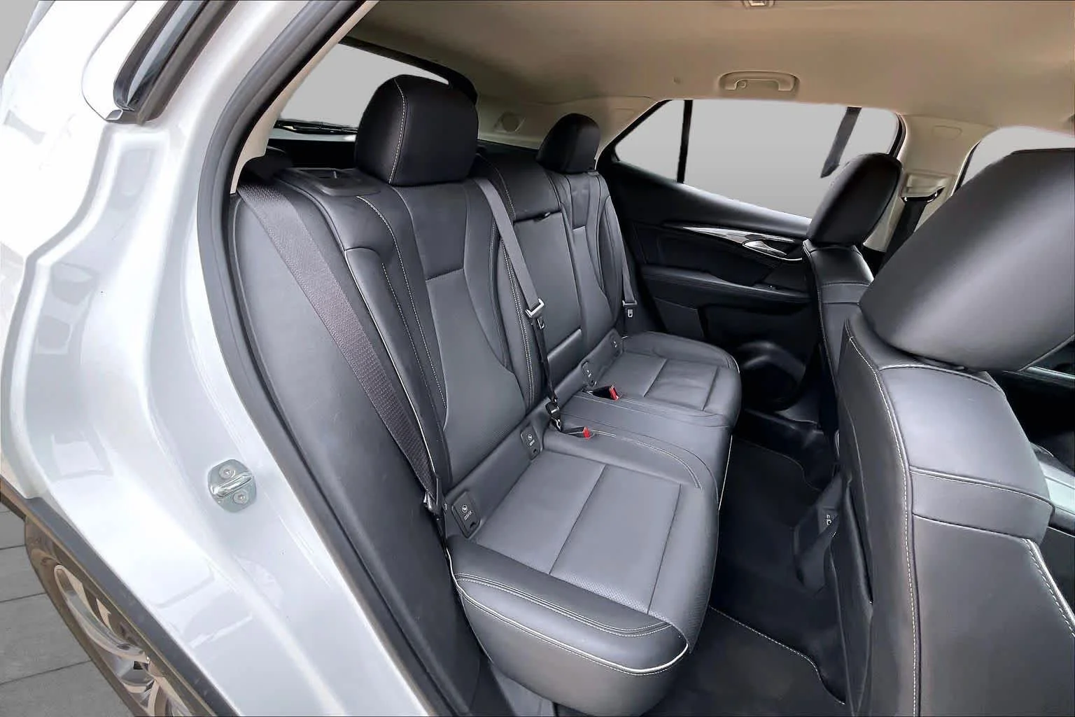 Used 2023 Summit White Buick Essence image 17