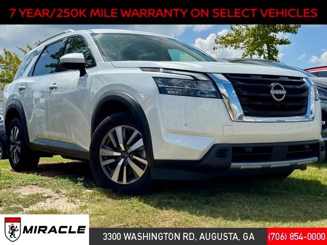 Used 2025 Everest White Pearl Tricoat Nissan SL image 1