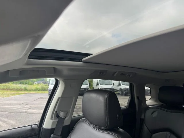 Used 2016 White Cadillac Performance image 33