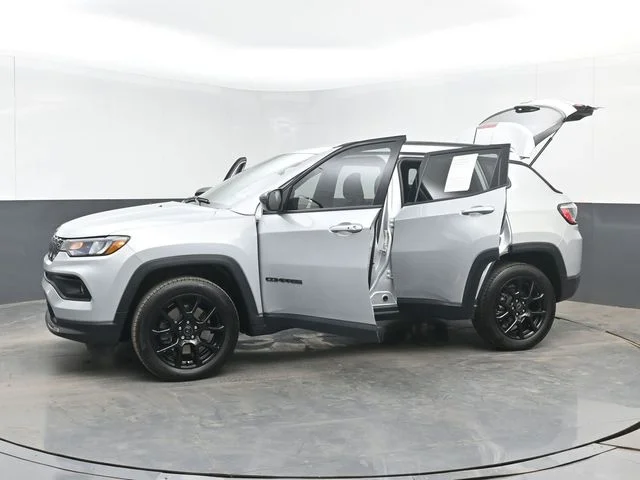 Used 2025 Silver Jeep Latitude image 48
