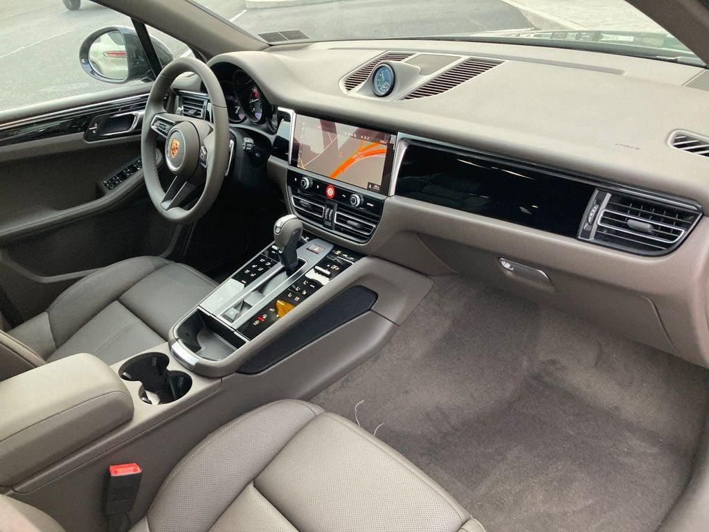 2026 Porsche Macan T - Photo 19