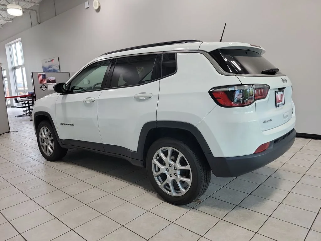 Used 2022 White Jeep Latitude Lux image 8