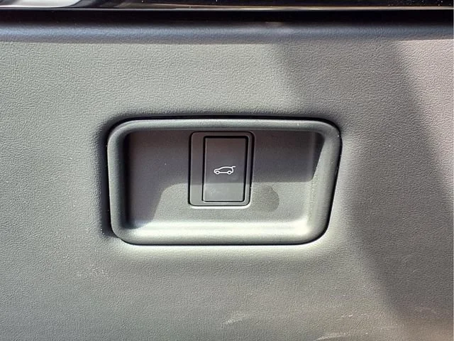 Used 2024  Land Rover Dynamic SE image 13