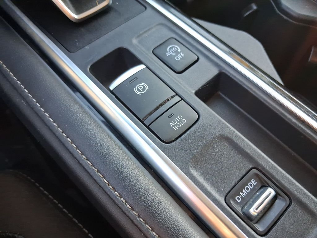 Used 2023 Silver Nissan SL image 28