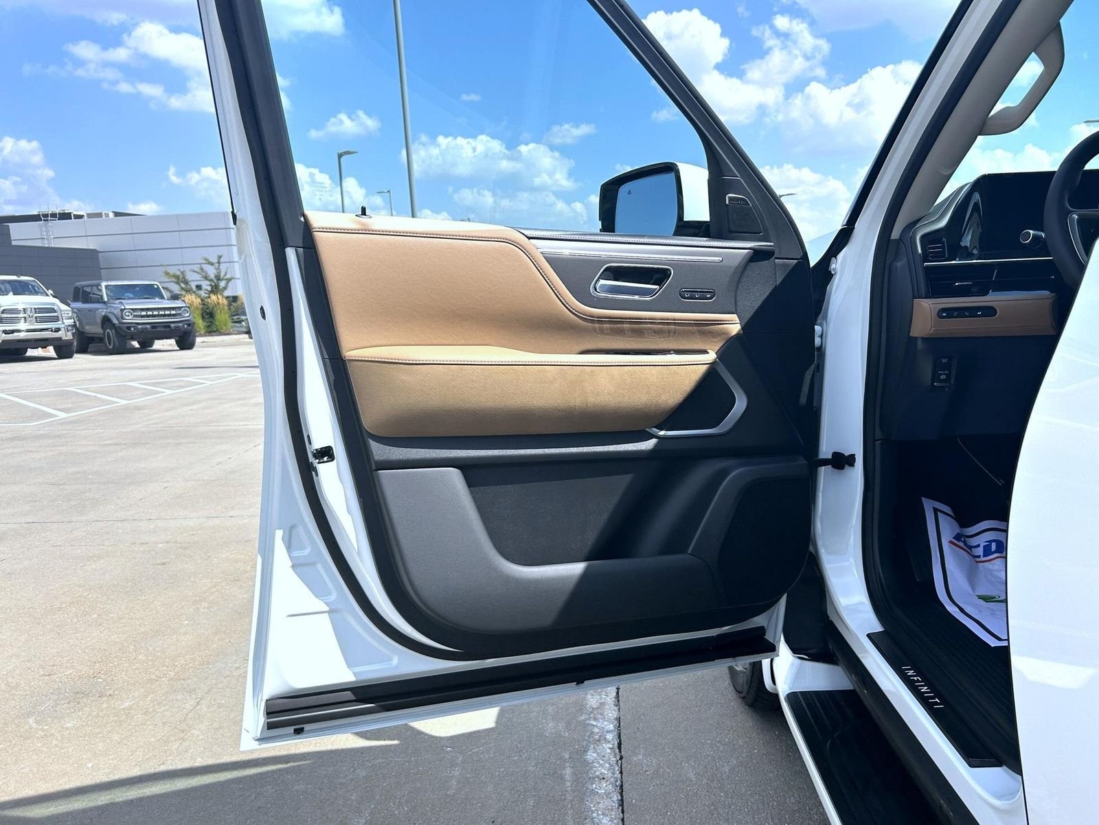 New 2027 RADIANT WHITE INFINITI Luxe 4WD image 9