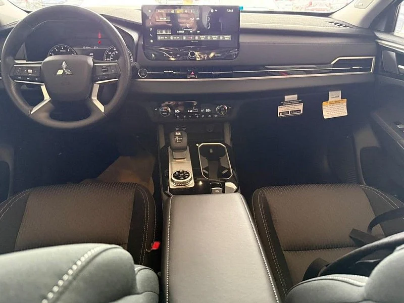 2025 Mitsubishi Outlander ES - Photo 4