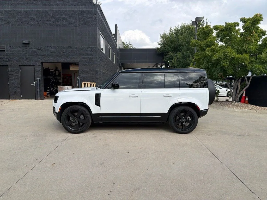 Used 2025 Fuji White Land Rover X-Dynamic SE image 2