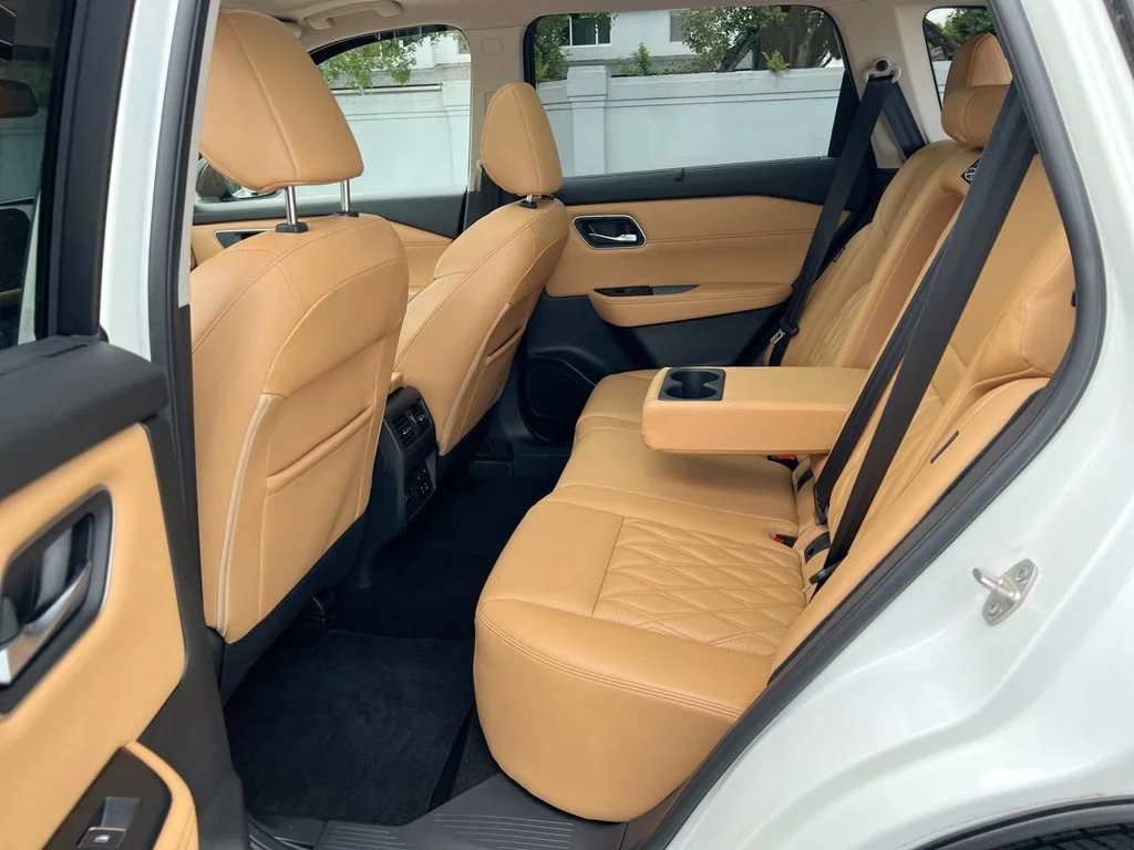 Used 2021 Pearl White Nissan Platinum image 20