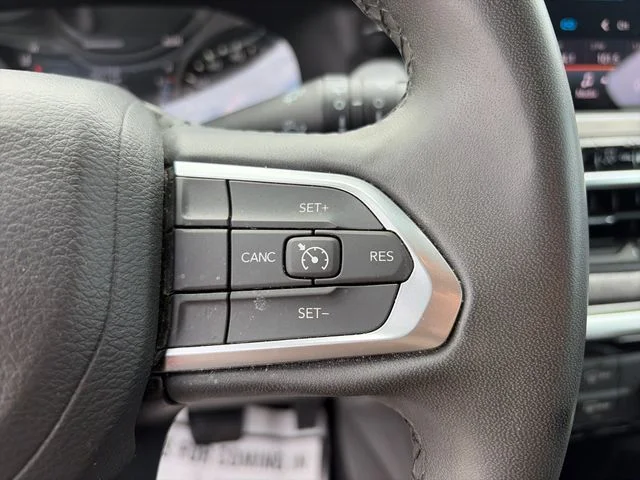 Used 2024 White Jeep Latitude image 18