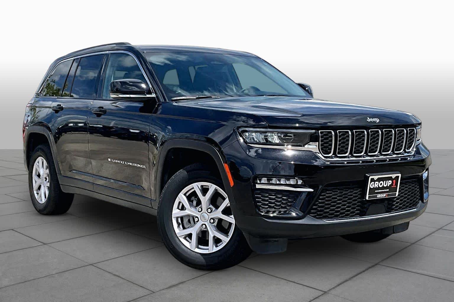 Used 2022 Diamond Black Crystal Pearlcoat Jeep Limited image 3