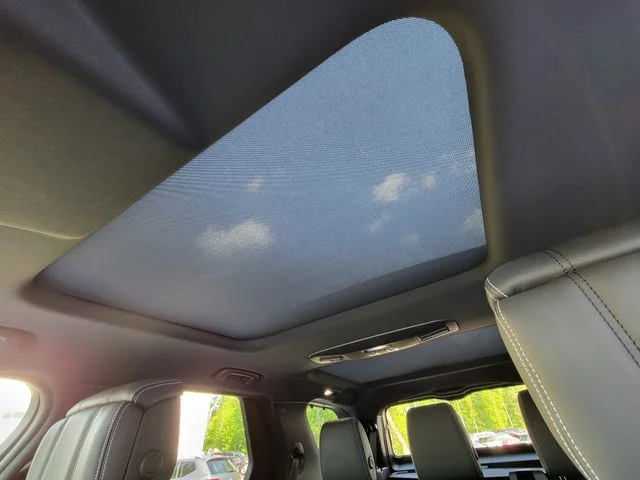Used 2025 Fuji White Land Rover Dynamic SE image 43