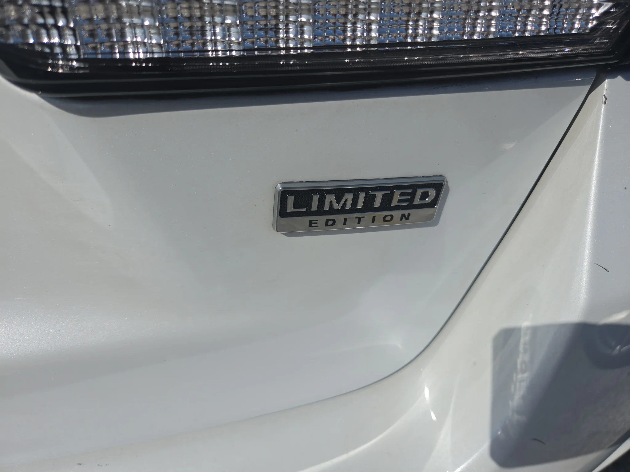 Used 2025 White Diamond Mitsubishi LE image 3