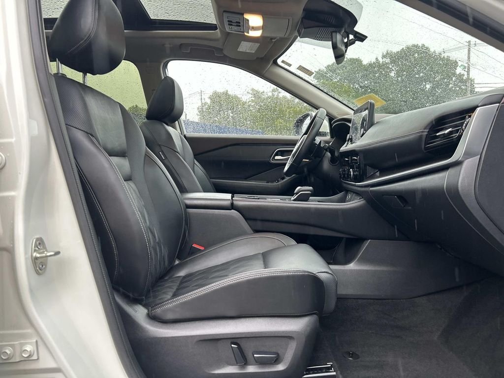 Used 2023 White Nissan Platinum image 19